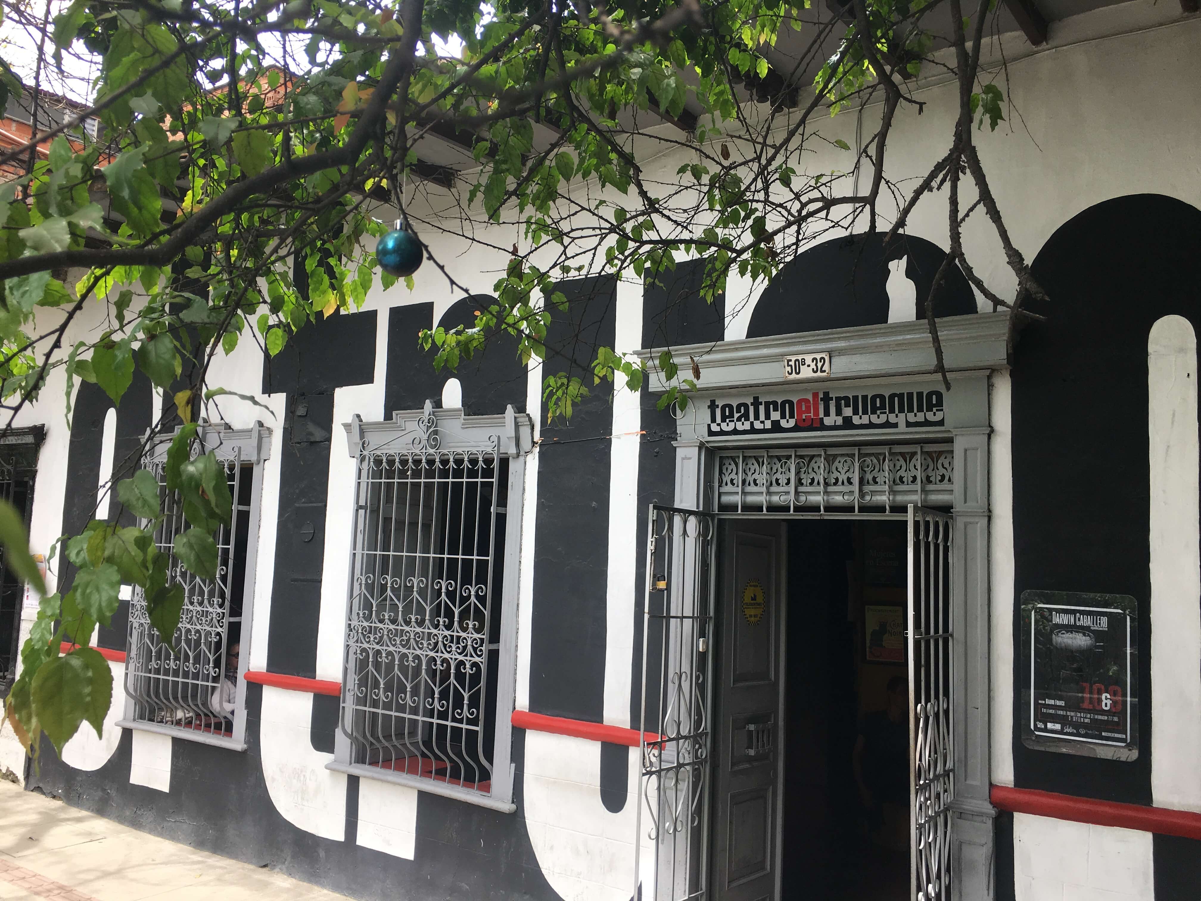 Imagen de la entrada de la casa donde funcionaba el teatro El Truque, de Medellín, que acaba de ser vendida. / Cortesía