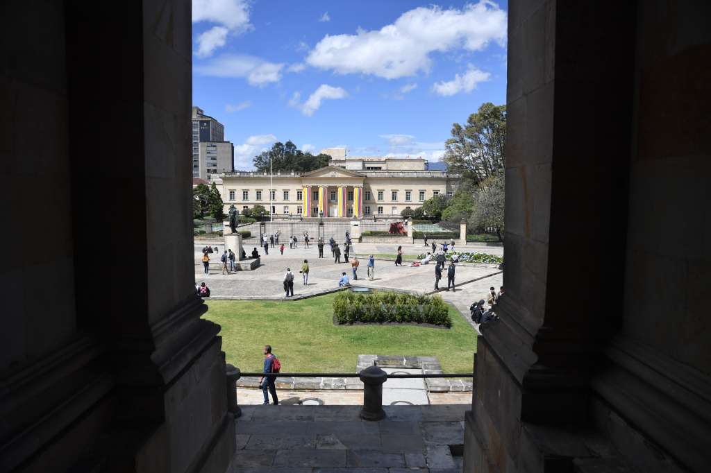 Plaza ubicada entre la parte trasera del Capitolio Nacional y el frente de la Plaza de Armas del Palacio de Nariño, ahora abierta al público.
