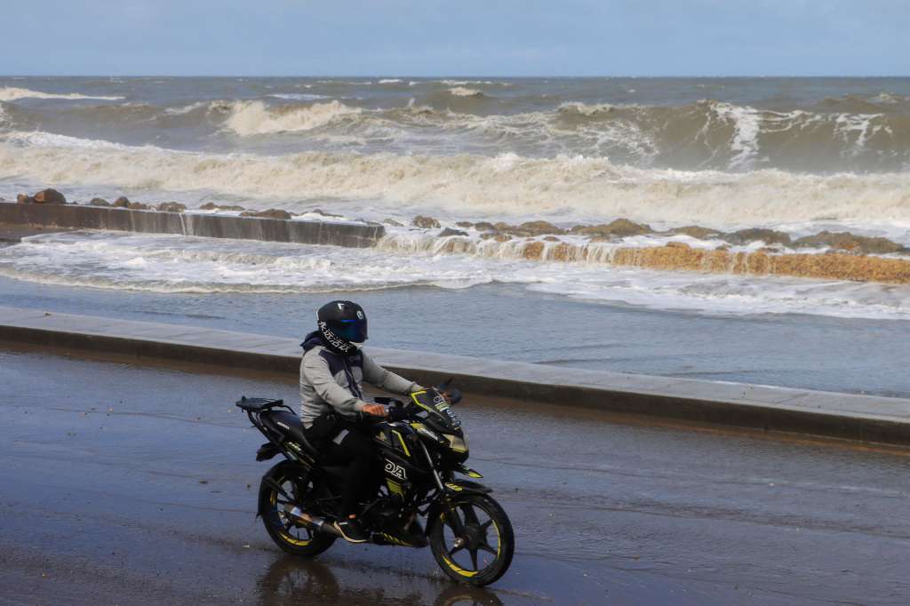 AME1563. CARTAGENA DE INDIAS (COLOMBIA), 03/02/2026.- Un motociclista transita frente al mar este martes, en la avenida Santander en Cartagena de Indias (Colombia). Colombia enfrenta una temporada de lluvias atípicamente intensa que ha provocado inundaciones, deslizamientos de tierra y emergencias en decenas de municipios, especialmente en las regiones Caribe, Andina, Pacífica y Amazónica, alertó este martes el Instituto de Hidrología, Meteorología y Estudios Ambientales (Ideam). EFE/ Ricardo Maldonado Rozo
