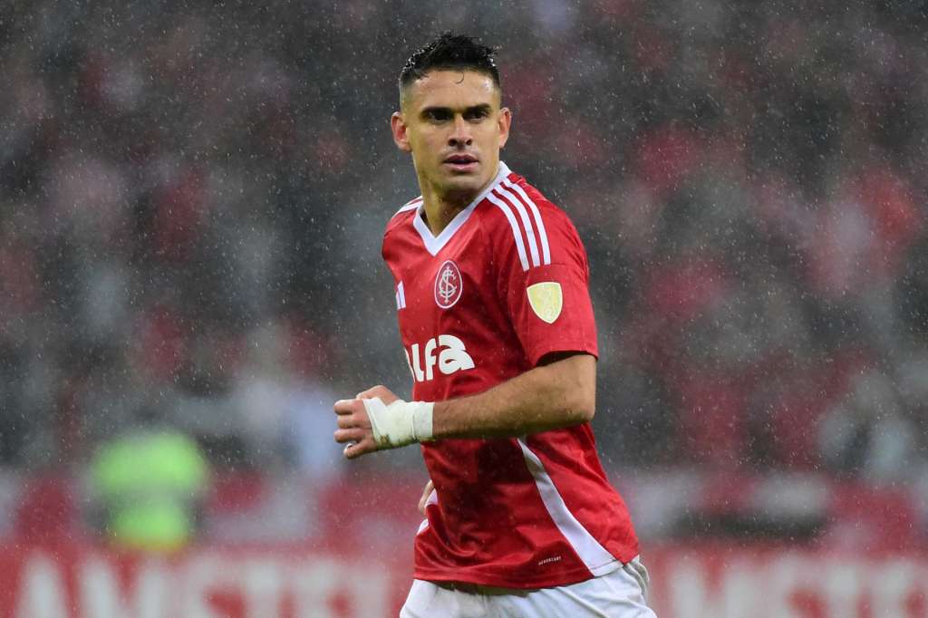 AMDEP6552. PORTO ALEGRE (BRASIL), 28/05/2025.- Rafael Santos Borré de Internacional reacciona este miércoles, en un partido de la fase de grupos de la Copa Libertadores entre Internacional y Bahía en el estadio Beira-Rio en Porto Alegre (Brasil). EFE/ Ricardo Rimoli