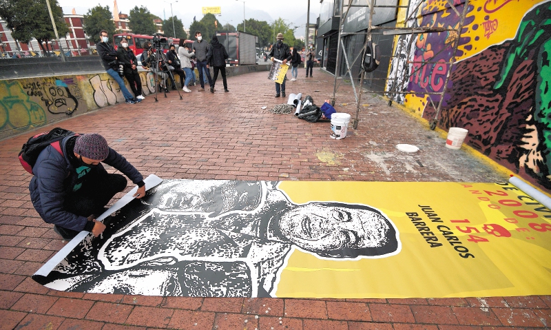 Mural llamado ¿Quién dio la orden? que muestra algunos rostros de comandantes del Ejército señalados de ordenar ejecuciones extrajudiciales.