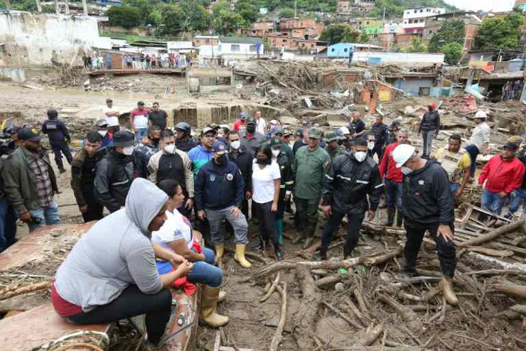 AME3270. TEJERIAS (VENEZUELA), 09/10/2022.- Fotografía cedida por el Ministerio de Comunicación e Información de la vicepresidenta de Venezuela Delcy Rodríguez recorriendo una zona afectada por lluvias hoy, en Tejerias (Venezuela). Al menos 25 personas fallecieron -entre ellas, dos menores de edad- y 52 continúan desaparecidas a consecuencia de las lluvias en la localidad de Tejerías, estado Aragua, en la zona central de Venezuela, confirmó este domingo la vicepresidenta ejecutiva, Delcy Rodríguez. Horas después de que la vicepresidenta ofreciera el balance, detectives del Cuerpo de Investigaciones Científicas Penales y Criminalísticas (CICPC) informaron a EFE que la cifra había subido a, al menos, 25 fallecidos, un dato que certificaron médicos desplazados a la zona. EFE/ Ministerio De Comunicación E Información SOLO USO EDITORIAL/NO VENTAS/SOLO DISPONIBLE PARA ILUSTRAR LA NOTICIA QUE ACOMPAÑA/CRÉDITO OBLIGATORIO