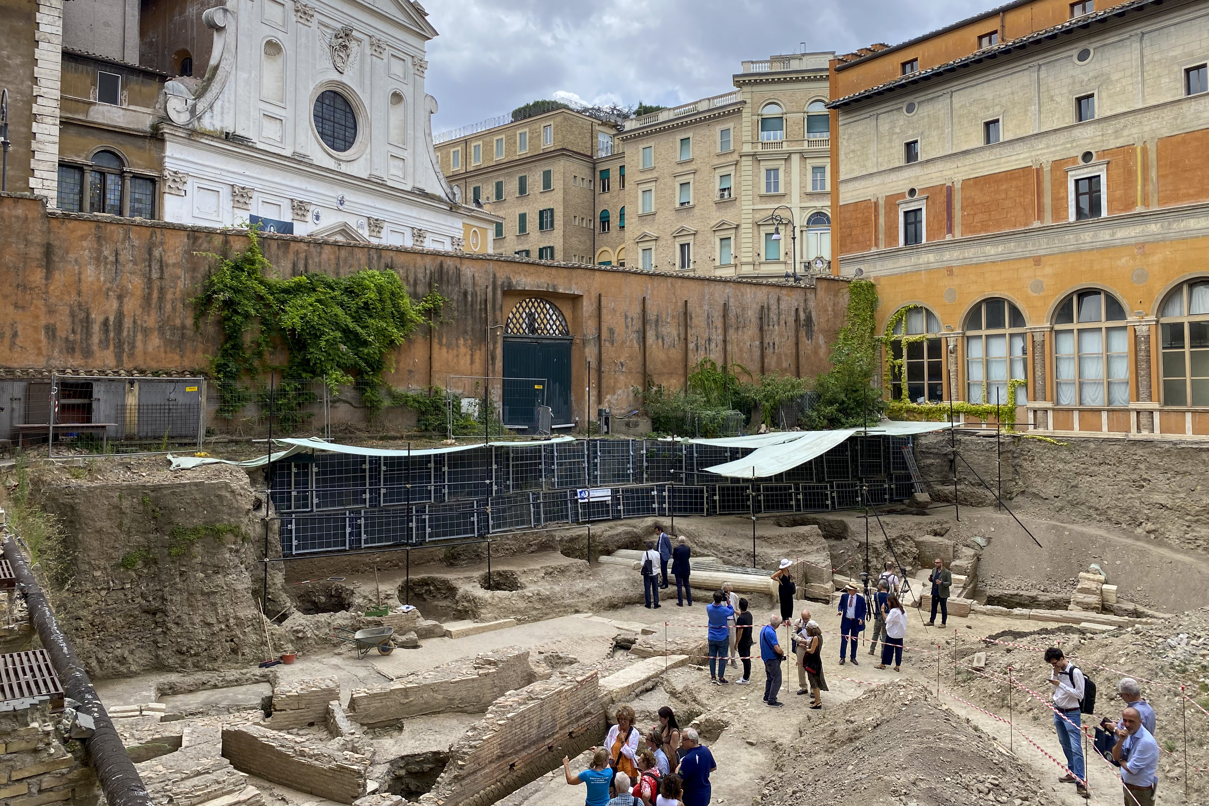 ROMA, 26/07/2023.- El teatro donde al emperador Nerón le gustaba exhibirse salió a la luz gracias a excavaciones que lograron probar por primera vez la ubicación del que fue un lujoso edificio de la época imperial, ubicado a pocos metros del Vaticano y del que sólo se tenía constancia en textos antiguos, anunciaron hoy los arqueólogos de la capital. EFE/ Raúl Martínez Mendo