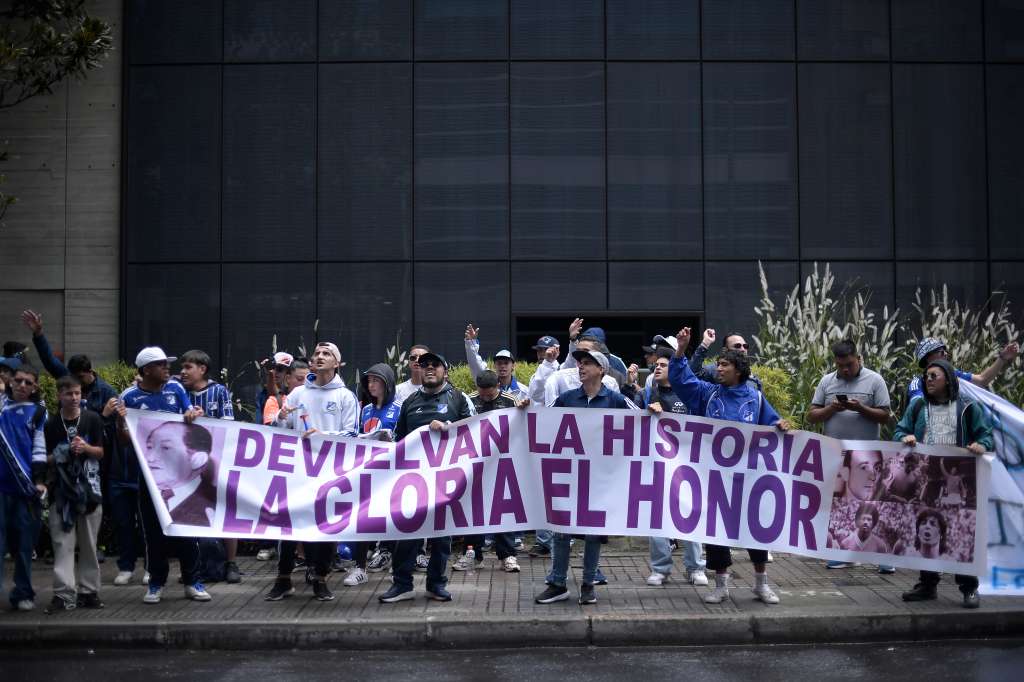 Con camisetas, pancartas y cánticos hinchas de millonarios protestaron frente a la sede administrativa del club, en el norte de Bogotá.