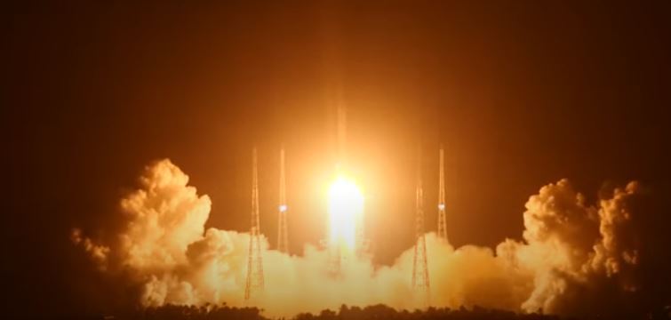 China lanza una misión para traer muestras de la cara oculta de la Luna