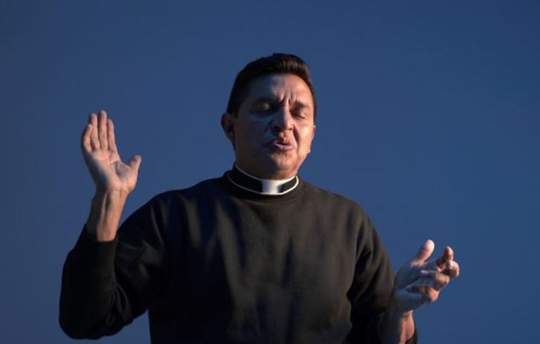 Padre Chucho confiesa que se “enamoró” y casi se retira del seminario