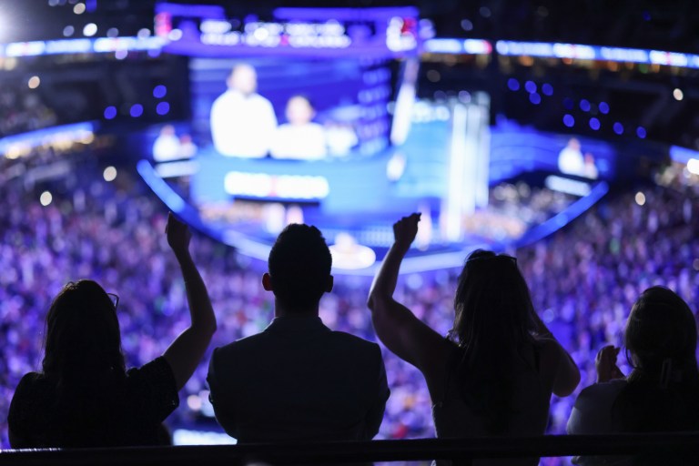 “Influencers” invitados a la Convención Demócrata, la estrategia por el voto joven
