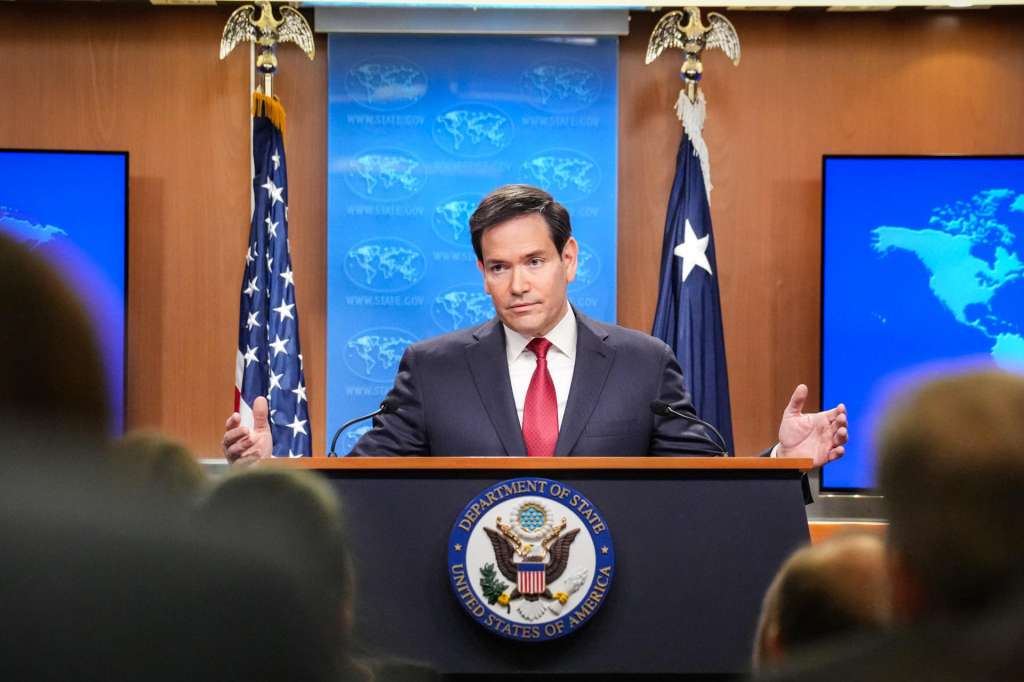 USA7377. WASHINGTON (ESTADOS UNIDOS), 19/12/2025.- Fotografía cedida por el Departamento de Estado de Estados Unidos Unidos donde aparece su secretario Marco Rubio hablando en una rueda de prensa este viernes, en la sede del Departamento en Washington (Estados Unidos). Rubio negó que la Administración de Donald Trump esté intentando "imponer" un acuerdo a Ucrania para poner fin al conflicto con Rusia. EFE/Freddie Everett/Departamento de Estado de EEUU /SOLO USO EDITORIAL /NO VENTAS /SOLO DISPONIBLE PARA ILUSTRAR LA NOTICIA QUE ACOMPAÑA /CRÉDITO OBLIGATORIO
