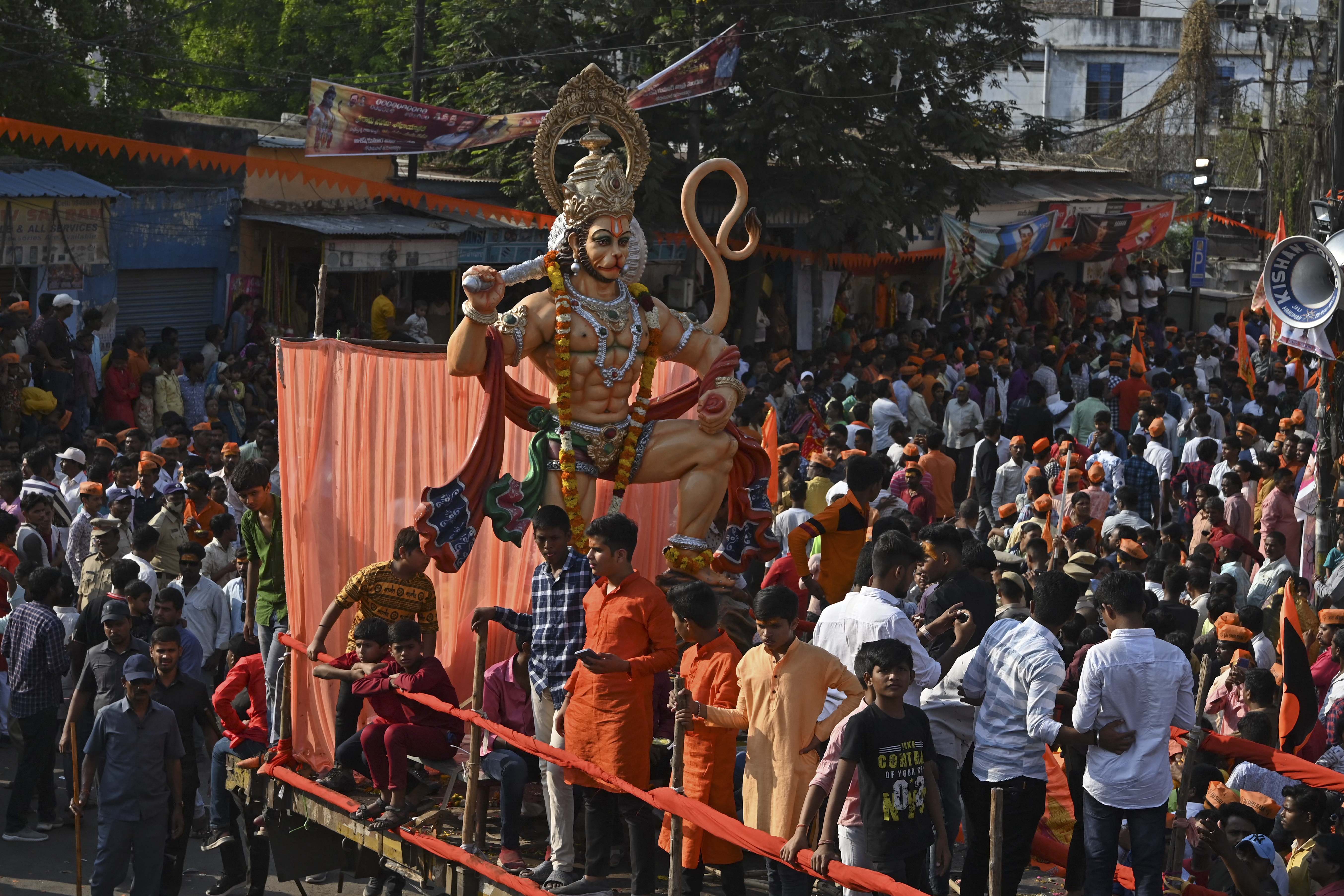 Los devotos participan en una procesión religiosa para celebrar el festival Rama Navami, que marca el aniversario del nacimiento de la deidad hindú Rama.