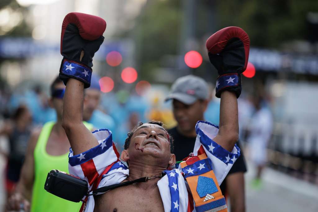 BRA100. SAO PAULO (BRASIL), 31/12/2023.- Un atleta vestido de Rocky Balboa participa en la 98 edición de la Carrera Internacional de San Silvestre hoy, en Sao Paulo (Brasil). La 98 San Silvestre brasileña estableció este año un nuevo récord de participantes con 35.000 inscritos. EFE/ Isaac Fontana
