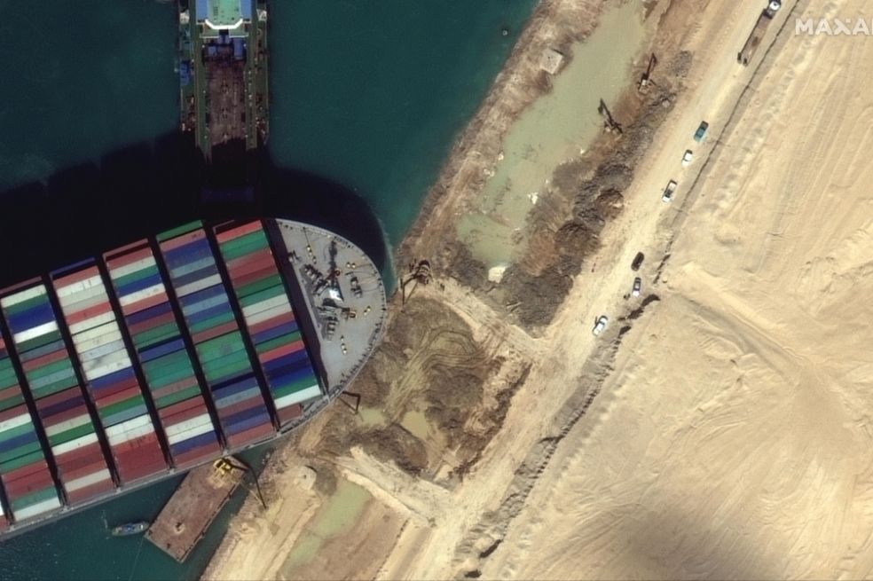 El El gran buque portacontenedores Ever Given encalló en el Canal de Suez el 23 de marzo, bloqueando el paso de otros buques y provocando un gran atasco.