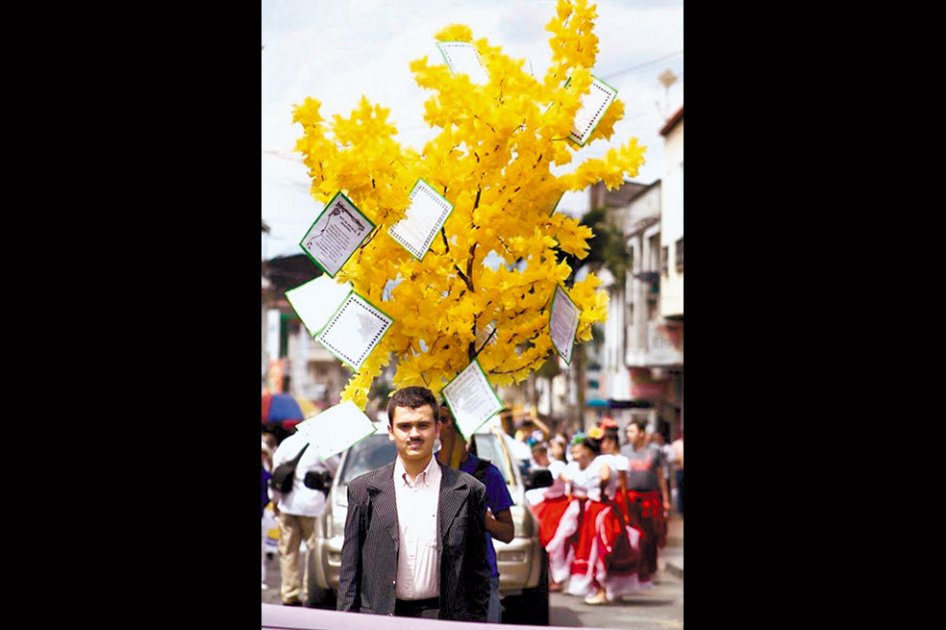 Estudiante del colegio Rafael Uribe Uribe representa a Nelson Romero Guzmán en una calle de Calarcá. / Cortesía