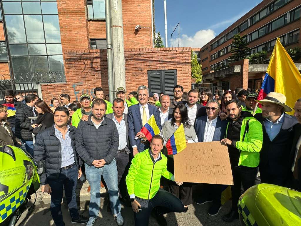 Congresistas del Centro Democrático salen en defensa de Álvaro Uribe.