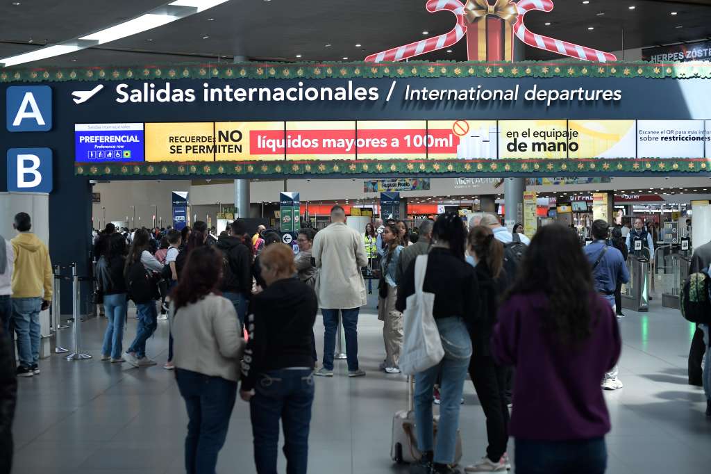 Huelga o ‘plan tortuga’ de los trabajadores de Migración Colombia, por falta de acuerdos laborales realizada en el Aeropuerto El Dorado.