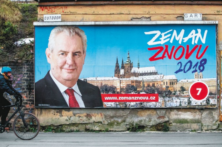 Zeman, líder en primera vuelta de presidenciales en República Checa