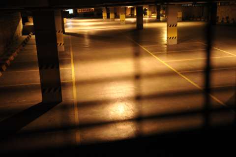 ¿Cuánto le pueden cobrar si parquea por más de un día en un centro comercial?