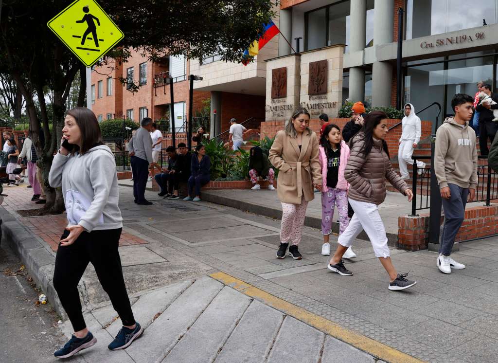 AME4352. BOGOTÁ (COLOMBIA), 08/06/2025.- Personas salen de sus apartamentos tras un sismo de magnitud 6,5 este domingo, en Bogotá (Colombia). Un sismo de magnitud 6,5 sacudió en la mañana a Colombia sin que hasta el momento haya información de víctimas o daños materiales, informó el Servicio Geológico Colombiano (SGC). EFE/ Mauricio Dueñas Castañeda
