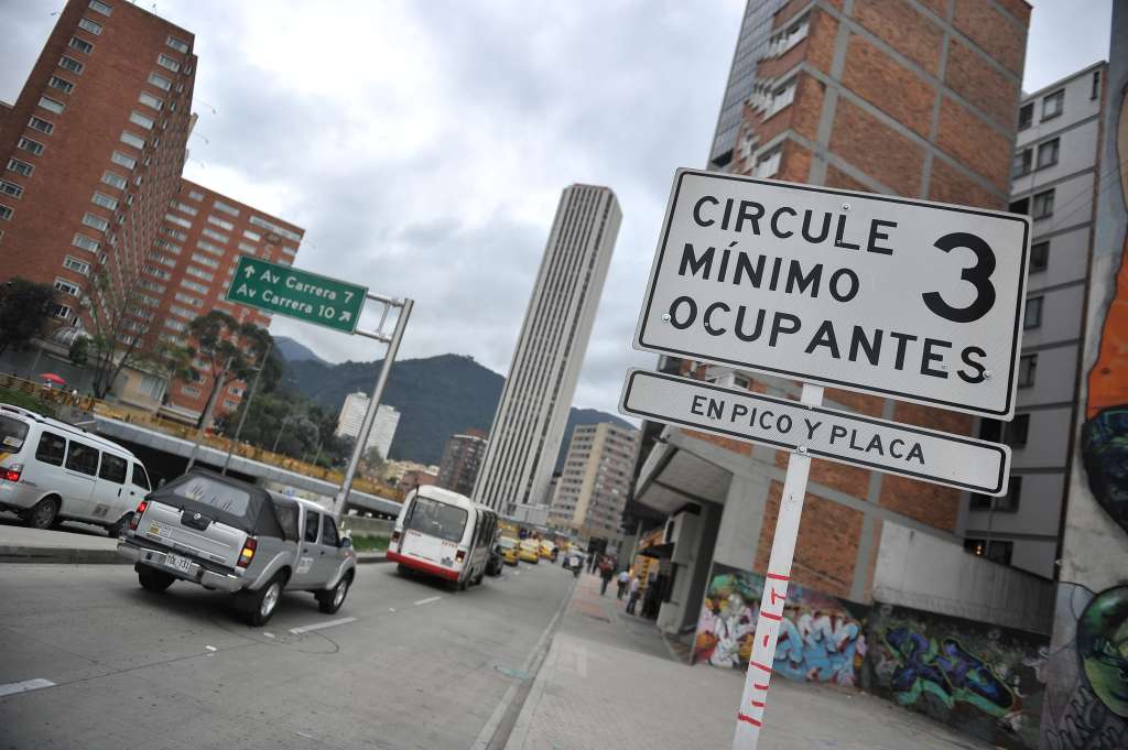 Avisos que hacen referencia a el cambio de restricción vehicular en el centro de la capital