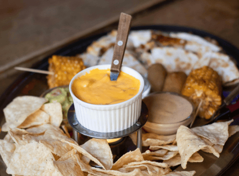 Con ocho ingredientes prepara este dip de quesos y espinaca