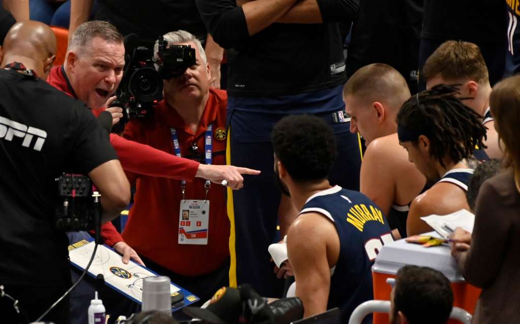 Denver (United States), 19/05/2023.- Denver Nuggets head coach Michael Malone (L) points to his players during the first quarter of game two of the NBA Western Conference finals series between the Los Angeles Lakers and the Denver Nuggets at Ball Arena in Denver, Colorado, 18 May 2023. The series is the best of seven games. (Baloncesto, Estados Unidos) EFE/EPA/BOB PEARSON SHUTTERSTOCK OUT