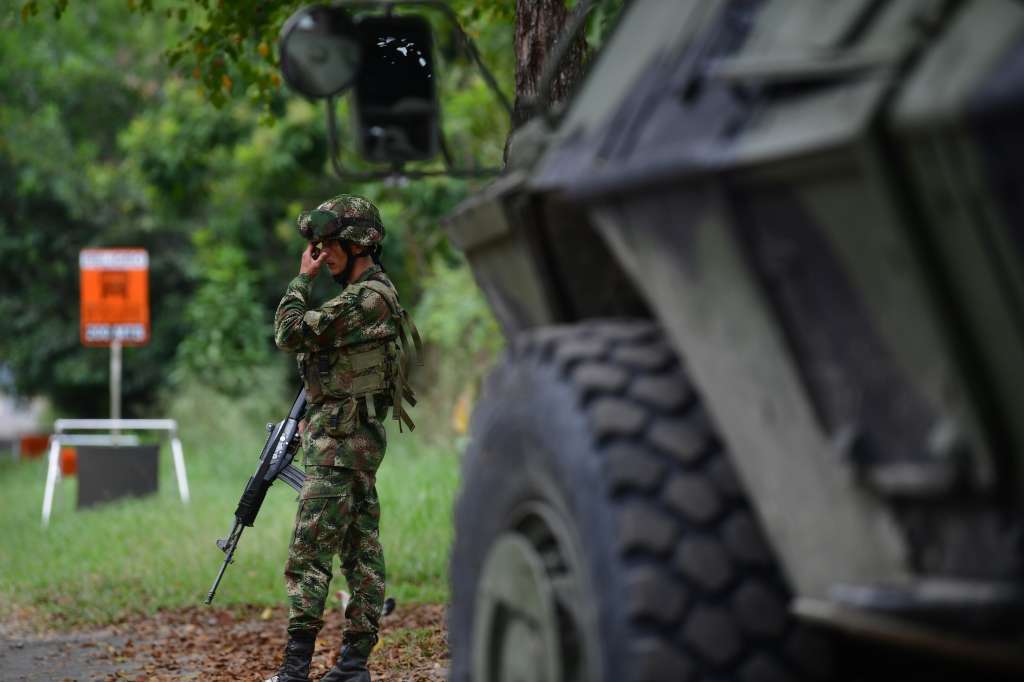 Tanques y soldados del ejército colombiano, realizan retenes en el municipio de Saravena, Arauca.