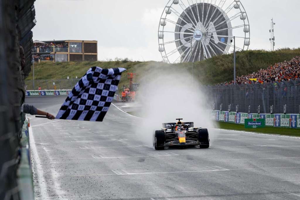 Zandvoort (Netherlands), 27/08/2023.- Dutch driver Max Verstappen of Red Bull Racing sees the chequered flag first as he wins the Formula 1 Dutch Grand Prix at Circuit Zandvoort, in Zandvoort, Netherlands, 27 August 2023. (Fórmula Uno, Países Bajos; Holanda) EFE/EPA/Remko de Waal