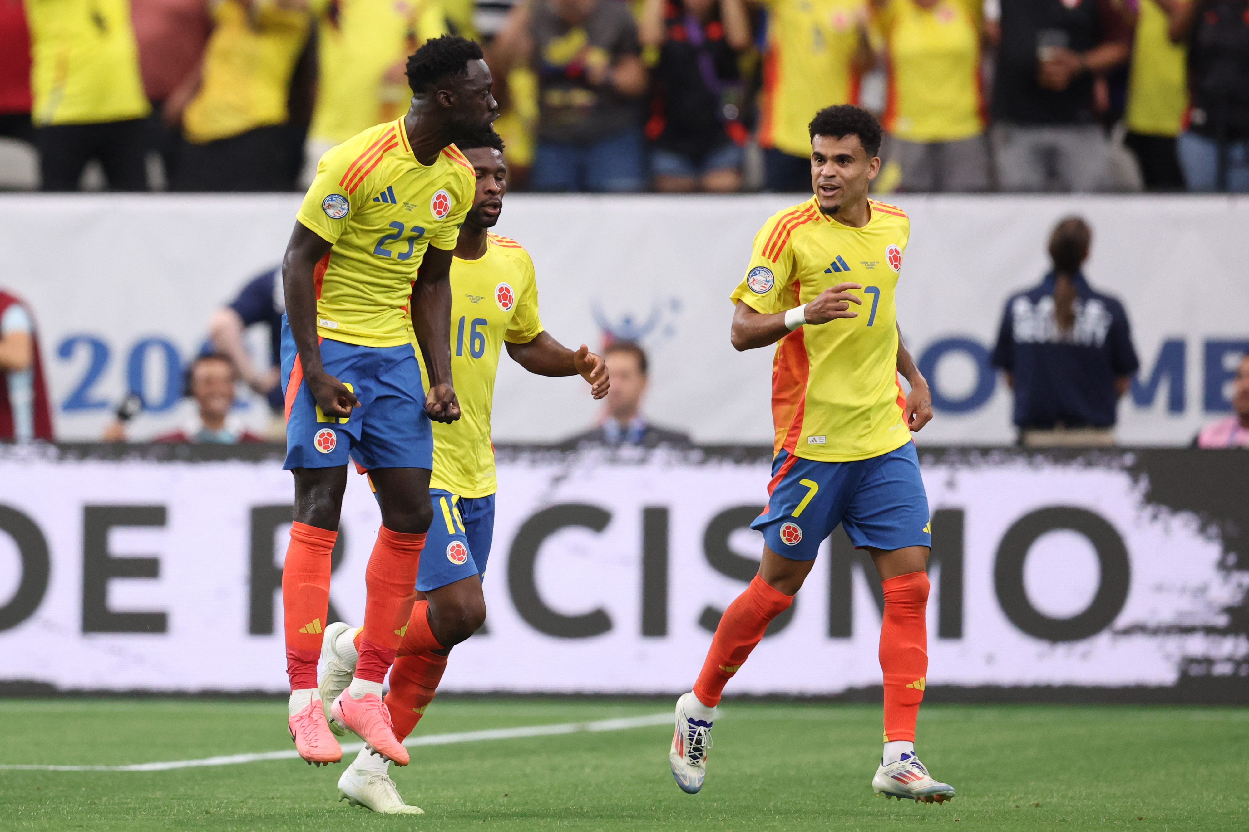Dávinson Sánchez (izq.) hizo el segundo gol de la selección de Colombia.