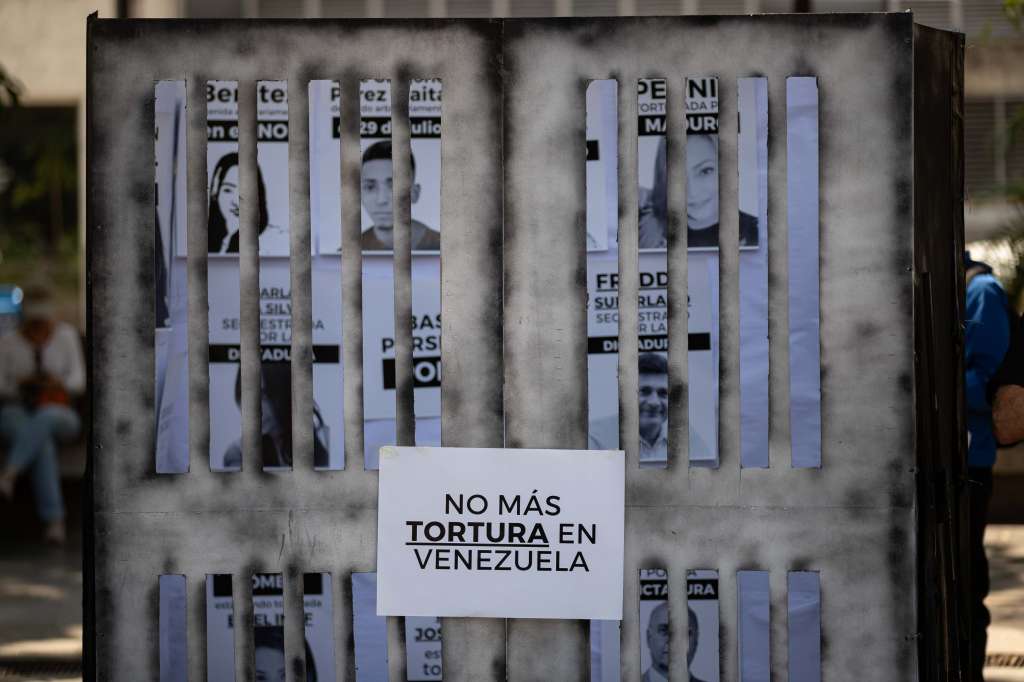 AME8265. CARACAS (VENEZUELA), 11/09/2024.- Fotografía donde se observan carteles con imágenes de presos políticos en Venezuela este miércoles, durante una protesta de sus familiares, en Caracas (Venezuela). EFE/ Ronald Peña R.