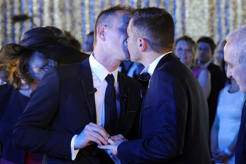 Fotografía del primer matrimonio homosexual oficial celebrado en francia./ AFP
