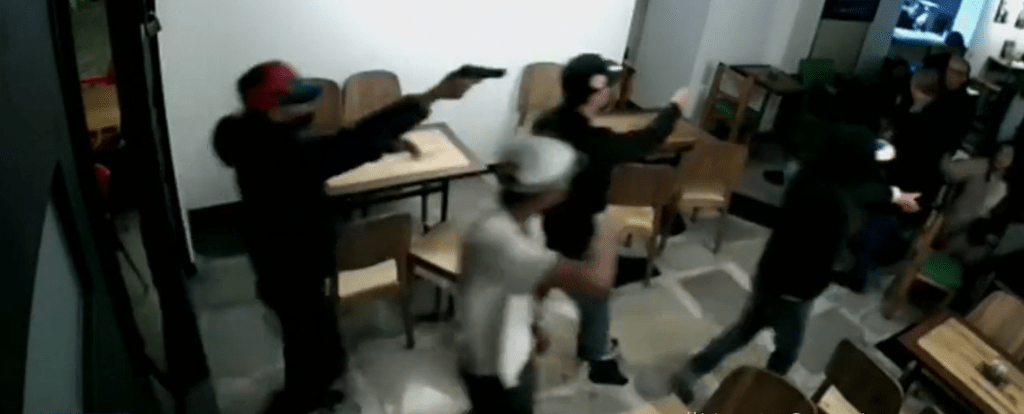 Video: Así fue el atraco masivo con pistola a restaurantes en el Park Way, Bogotá.