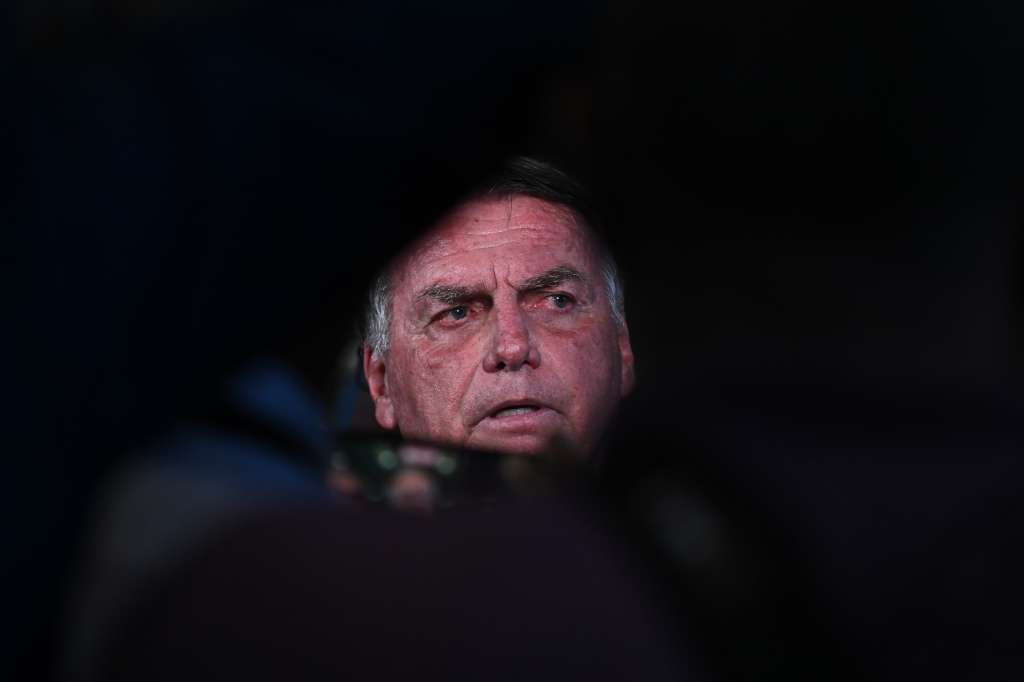 AME2914. BRASILIA (BRASIL), 26/03/2025.- El expresidente de Brasil Jair Bolsonaro habla durante una rueda de prensa frente al Congreso Nacional este miércoles, en Brasilia (Brasil). Bolsonaro repitió que las acusaciones por intento de golpe de Estado son "infundadas" y acusó a los magistrados de la Corte Suprema de tener algo "personal" contra él, después de que lo imputaran por cinco crímenes. EFE/ Andre Borges