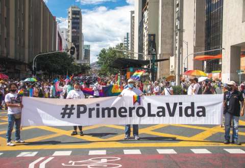 Asesinaron a un hombre de la comunidad LGBTI en un inquilinato de Medellín