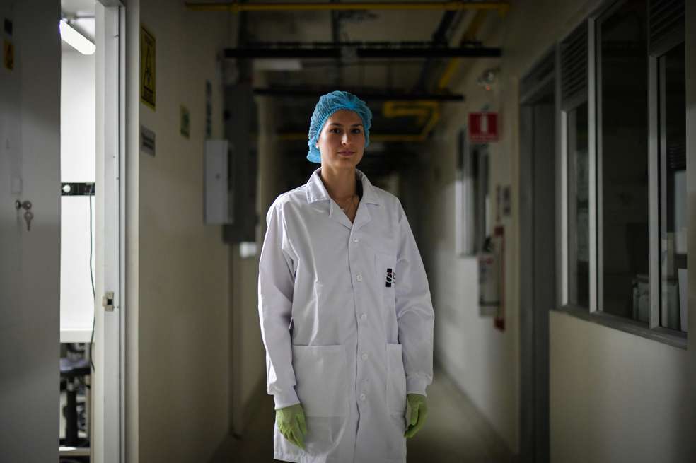 Bacterióloga Erika Ospitia trabajando en el Instituto Nacional de Salud INS