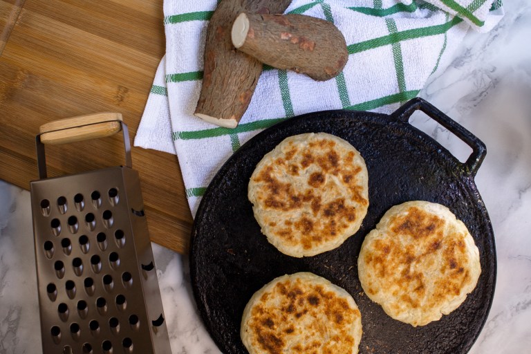 Con solo tres ingredientes prepara estas deliciosas arepas de yuca