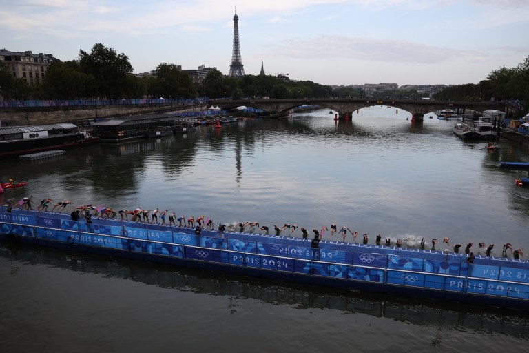 El río Sena no estaba listo: los deportistas vieron cosas que no podrán olvidar