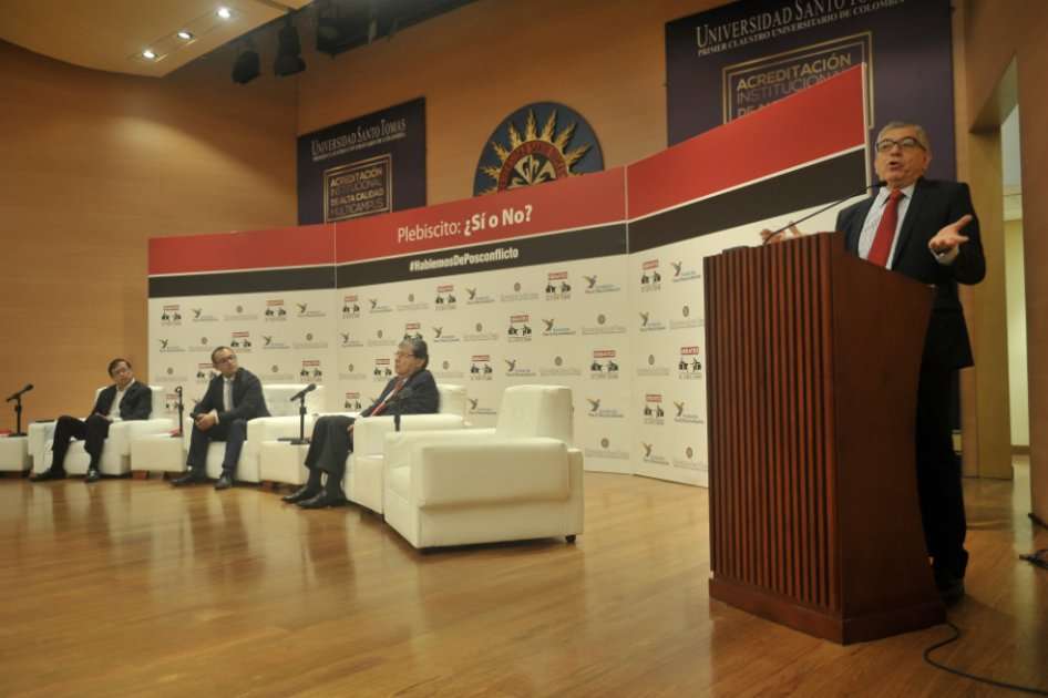 El debate organizado por El Espectador y la Fundación Paz y Reconciliación se realizó ayer en la Universidad Santo Tomás. / Óscar Pérez