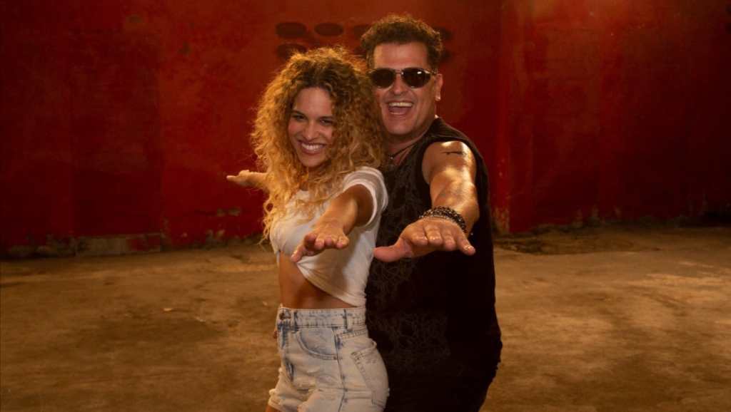 Carlos Vives con Giselle Lacouture en una escena del video de Currambera dedicado a Shakira.