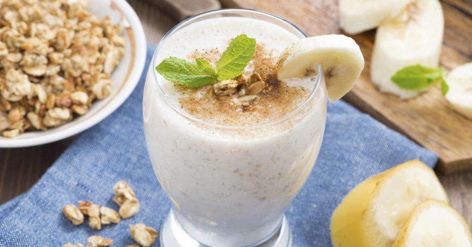 Batido de banano y nueces para los calambres musculares