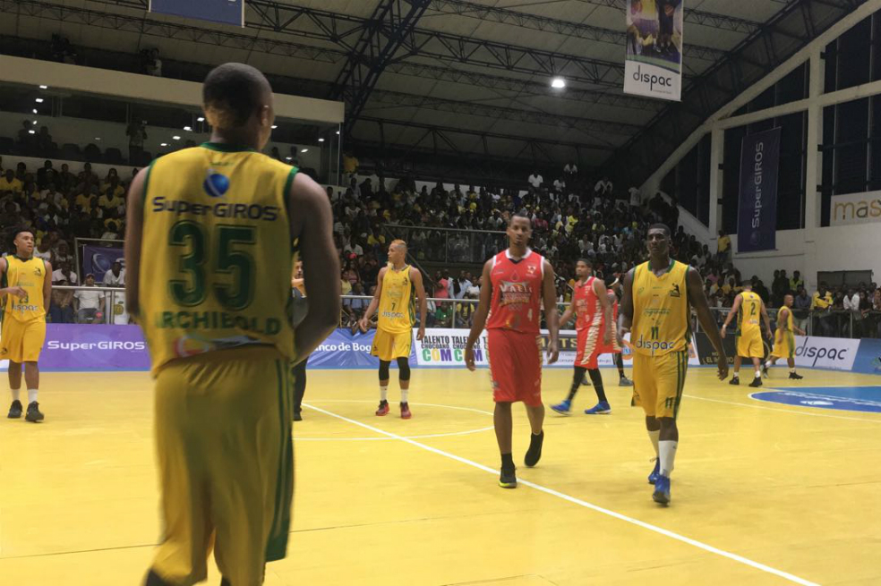 Más de dos mil espectadores presenciaron el primer juego de la final de la Liga Colombiana de Baloncesto, celebrado en el coliseo El Jardín, en Quibdó. / DPB