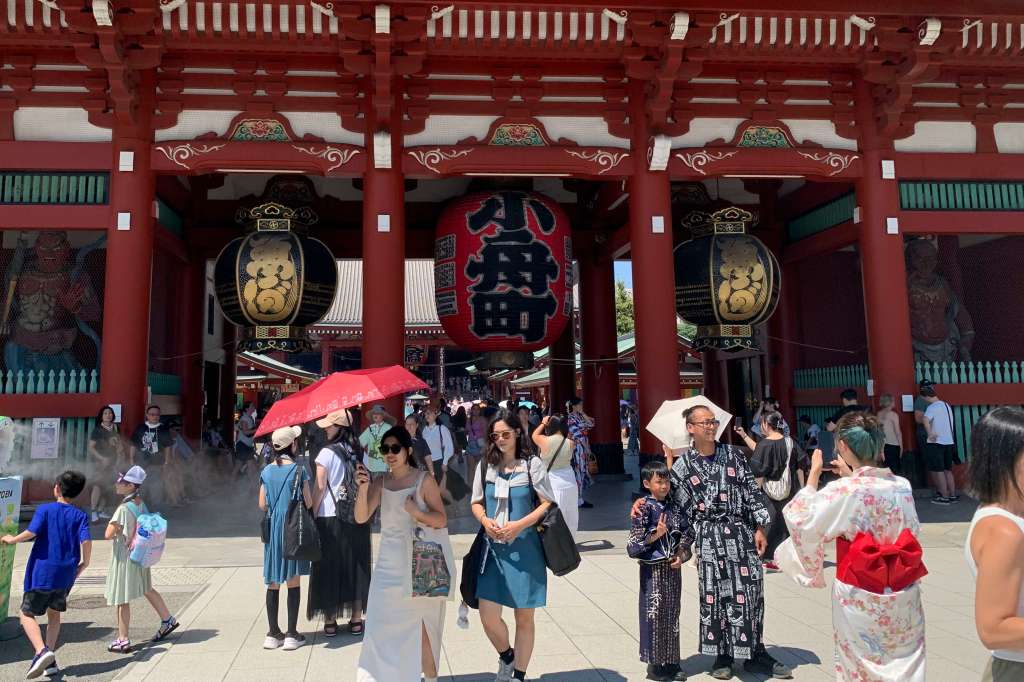 TOKIO, 25/07/2024.- Turistas en el barrio tokiota de Asakusa, uno de los más visitados de la capital nipona. Japón ha registrado un número récord de visitantes extranjeros durante el primer semestre del año, con 17,7 millones, un influjo creciente ante el cual negocios y atracciones turísticas están respondiendo con un sistema de precios más altos para visitantes extranjeros. EFE/ Pedro Yanes Rivero