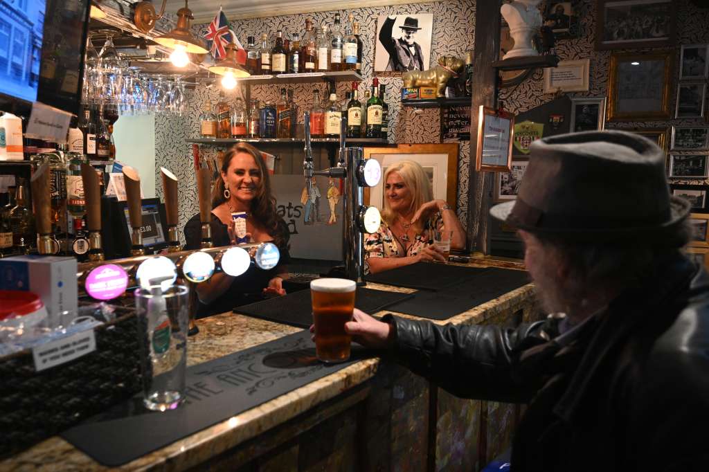 Solamente en Inglaterra, los pubs, hoteles, peluquerías, cines y museos volvieron a abrir el sábado, una medida considerada demasiado prematura