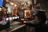Noche de fiesta “fuera de control” en Inglaterra en la reapertura de pubs