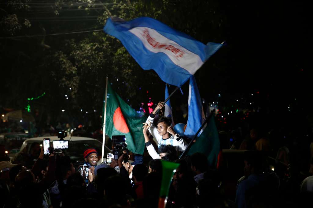 Dhaka (Bangladesh), 18/12/2022.- Bangladeshi soccer fans watch on a big screen a public broadcast of the FIFA World Cup Qatar 2022 final match between Argentina and France at the Dhaka University area, in Dhaka, Bangladesh, 18 December 2022. Bangladeshi soccer fans celebrate the victory of Argentina against France (Mundial de Fútbol, Francia, Catar) EFE/EPA/MONIRUL ALAM