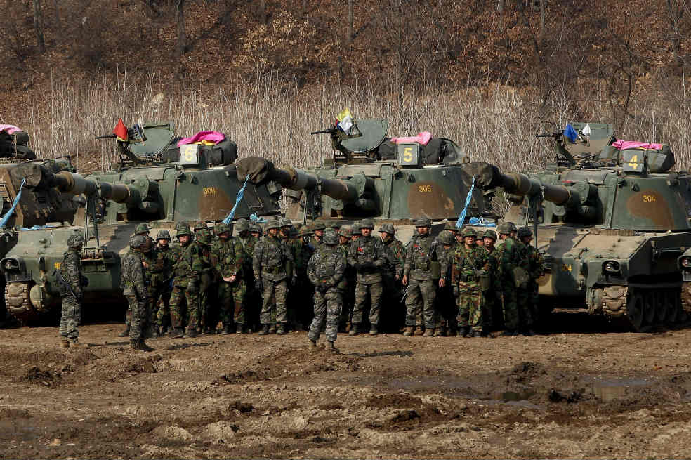 Soldados surcoreanos y tanques se preparan para unas maniobras militares cerca de de Paju en la provincia de Gyeonggi-do en Corea del Sur. / EFE