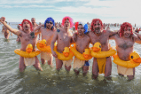 Con un baño helado, así se celebra la llegada de año nuevo en las playas de Europa