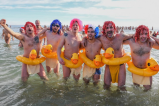 Con un baño helado, así se celebra la llegada de año nuevo en las playas de Europa