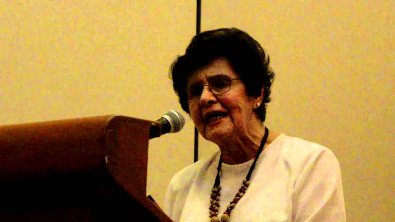 Gloria Cepeda Vargas leyendo "Canta la noche". / Archivo particular