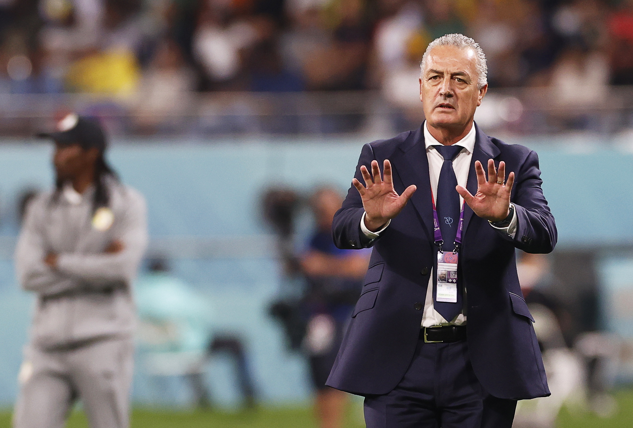 Doha (Qatar), 29/11/2022.- Ecuador's head coach Gustavo Julio Alfaro reacts during the FIFA World Cup 2022 group A soccer match between Ecuador and Senegal at Khalifa International Stadium in Doha, Qatar, 29 November 2022. (Mundial de Fútbol, Catar) EFE/EPA/Rungroj Yongrit