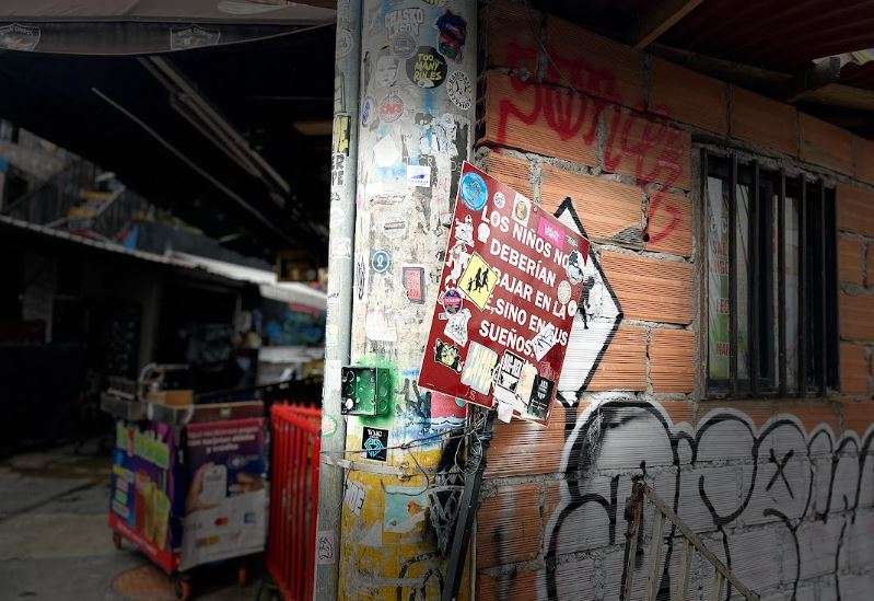 “Los niños no deberían trabajar en la calle, sino en sus sueños”. Letrero en  una de las esquinas de la Comuna 13 de Medellín.