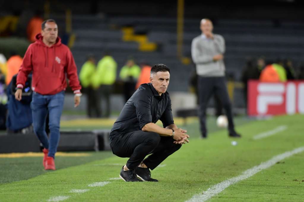 Técnico de Santa Fe durante encuentro ante el Tolima durante la fecha 1 de los cuadrangulares de la Liga Betplay Dimayor 2024